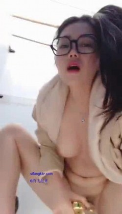 私圈土豪高价定制~高颜值大二露脸美女【吴小姐】学校宿舍、卫生间道具疯狂紫薇淫语挑逗 截图4