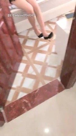 00后苗条身材妹子和男友啪啪，沙发撩起衣服让男友撸硬掰穴等待插入，快速抽插口交舔弄 截图5