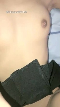 00后苗条身材妹子和男友啪啪，沙发撩起衣服让男友撸硬掰穴等待插入，快速抽插口交舔弄 截图6