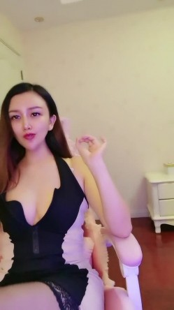 绿波转黄风骚美艳妇，全程露脸黑丝高跟情趣诱惑，很会撩人慢慢脱光诱惑狼友，表情好骚揉奶玩逼特写展示水多 截图4