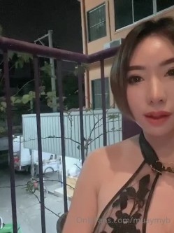 泰国轻熟人妻型巨乳网黄御姐「Muaymyb」露脸大尺度私拍 风骚露出男女通吃多穴满足 截图1