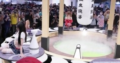 台北国际成人展真实现场 旋转女优抖奶热舞4K无水原版 截图4