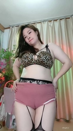 【快手】超极品肥美骚气少妇『韩飞飞』私拍 大奶裸舞抖飞掰穴自慰喷水做爱被双洞全开 截图4