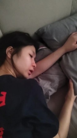 极品颜值情侣私拍泄密 超极品身材尤物御姐被开发成发情小母狗 筷子般的美腿，插入蝴蝶美逼 被干的娇喘不止 截图1