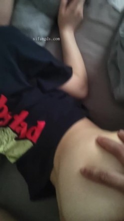 极品颜值情侣私拍泄密 超极品身材尤物御姐被开发成发情小母狗 筷子般的美腿，插入蝴蝶美逼 被干的娇喘不止 截图14