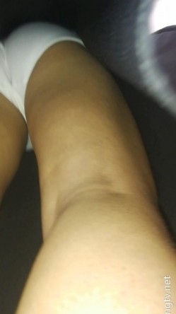 【大学生手持抄底】校园真实手动抄底学妹，屁股紧致，就像把头伸进裙子里一样，阴户饱满想嘬一口 截图1