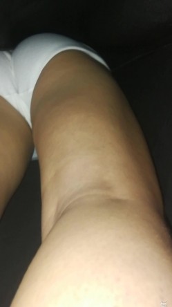 【大学生手持抄底】校园真实手动抄底学妹，屁股紧致，就像把头伸进裙子里一样，阴户饱满想嘬一口 截图2