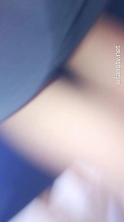 【大学生手持抄底】校园真实手动抄底学妹，屁股紧致，就像把头伸进裙子里一样，阴户饱满想嘬一口 截图6
