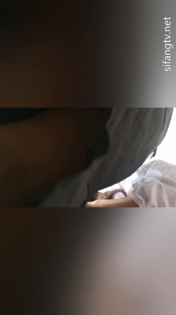 【大学生手持抄底】校园真实手动抄底学妹，屁股紧致，就像把头伸进裙子里一样，阴户饱满想嘬一口 截图16