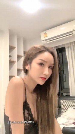 泰国凤凰小姐两个红唇大长腿泰国妹子，露奶扭动特写掰穴露逼自摸，爆乳肥逼非常诱人 截图1