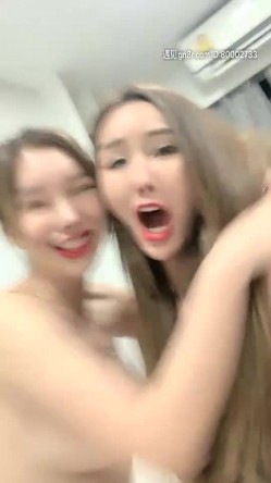 泰国凤凰小姐两个红唇大长腿泰国妹子，露奶扭动特写掰穴露逼自摸，爆乳肥逼非常诱人 截图14