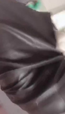 女博士私下不为人知风骚的一面，不穿内裤出门，黑丝高跟鞋到实验室，身材真不错，拿出玩具塞菊花里享受刺激 楼里走来走去！ 截图10