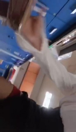 女博士私下不为人知风骚的一面，不穿内裤出门，黑丝高跟鞋到实验室，身材真不错，拿出玩具塞菊花里享受刺激 楼里走来走去！ 截图11