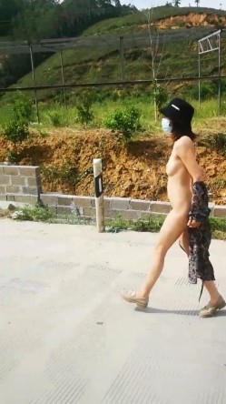 ️最新 ️露出女神 ️玉林露出人妻『娇娇』白天全裸行走收获目光无数 多场所大胆全裸显示自己傲人身姿 高清720P原版 截图3