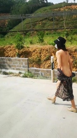 ️最新 ️露出女神 ️玉林露出人妻『娇娇』白天全裸行走收获目光无数 多场所大胆全裸显示自己傲人身姿 高清720P原版 截图4