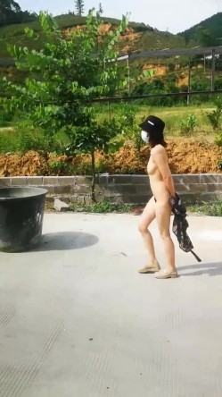 ️最新 ️露出女神 ️玉林露出人妻『娇娇』白天全裸行走收获目光无数 多场所大胆全裸显示自己傲人身姿 高清720P原版 截图10