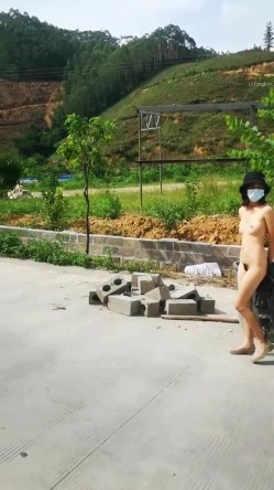 ️最新 ️露出女神 ️玉林露出人妻『娇娇』白天全裸行走收获目光无数 多场所大胆全裸显示自己傲人身姿 高清720P原版 截图12
