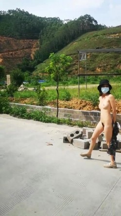 ️最新 ️露出女神 ️玉林露出人妻『娇娇』白天全裸行走收获目光无数 多场所大胆全裸显示自己傲人身姿 高清720P原版 截图13
