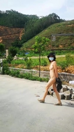 ️最新 ️露出女神 ️玉林露出人妻『娇娇』白天全裸行走收获目光无数 多场所大胆全裸显示自己傲人身姿 高清720P原版 截图14