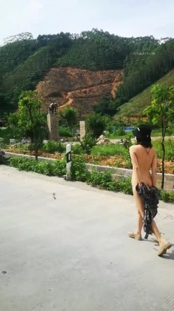 ️最新 ️露出女神 ️玉林露出人妻『娇娇』白天全裸行走收获目光无数 多场所大胆全裸显示自己傲人身姿 高清720P原版 截图15
