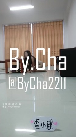 露出调教大神『查小理』吴晗全裸出门到地下车库短视频，教你们如何科学且有礼貌的人前露出互动 截图13