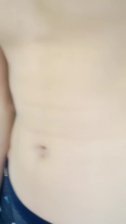 风骚小妹给小哥按摩啪啪，全程露脸让小哥吃奶玩逼，毛都没几根，大鸡巴各种体位无套抽插爆草，直接内射骚穴 截图3