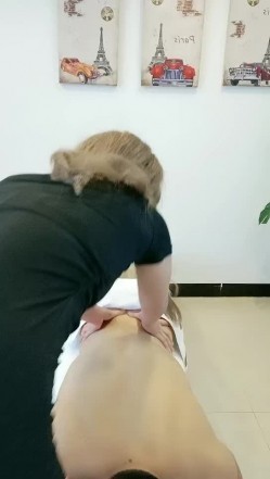 风骚小妹给小哥按摩啪啪，全程露脸让小哥吃奶玩逼，毛都没几根，大鸡巴各种体位无套抽插爆草，直接内射骚穴 截图4