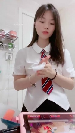 王炸！全网最粉逼，名器，馒头逼一线天白虎，【清凉一夏】JK学生妹，扣到狂喷水，青涩腼腆又有点儿骚，推荐 截图7