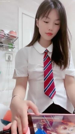 王炸！全网最粉逼，名器，馒头逼一线天白虎，【清凉一夏】JK学生妹，扣到狂喷水，青涩腼腆又有点儿骚，推荐 截图9