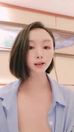 短发气质新人美女小尺度露奶掰穴诱惑，聊聊天掏出奶子揉搓，性感肥臀拍打掰开粉穴，手指插入扣弄呻吟娇喘 截图1