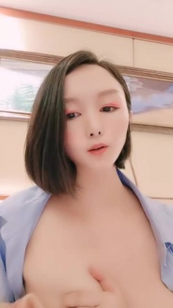 短发气质新人美女小尺度露奶掰穴诱惑，聊聊天掏出奶子揉搓，性感肥臀拍打掰开粉穴，手指插入扣弄呻吟娇喘 截图2