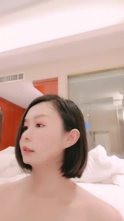 短发气质新人美女小尺度露奶掰穴诱惑，聊聊天掏出奶子揉搓，性感肥臀拍打掰开粉穴，手指插入扣弄呻吟娇喘 截图3