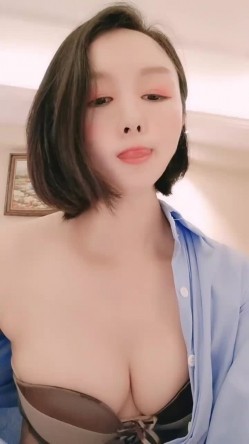 短发气质新人美女小尺度露奶掰穴诱惑，聊聊天掏出奶子揉搓，性感肥臀拍打掰开粉穴，手指插入扣弄呻吟娇喘 截图7