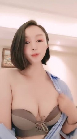 短发气质新人美女小尺度露奶掰穴诱惑，聊聊天掏出奶子揉搓，性感肥臀拍打掰开粉穴，手指插入扣弄呻吟娇喘 截图9