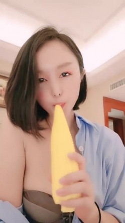 短发气质新人美女小尺度露奶掰穴诱惑，聊聊天掏出奶子揉搓，性感肥臀拍打掰开粉穴，手指插入扣弄呻吟娇喘 截图11