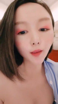 短发气质新人美女小尺度露奶掰穴诱惑，聊聊天掏出奶子揉搓，性感肥臀拍打掰开粉穴，手指插入扣弄呻吟娇喘 截图13