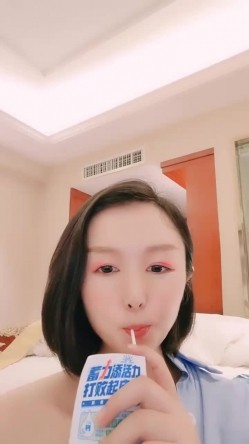 短发气质新人美女小尺度露奶掰穴诱惑，聊聊天掏出奶子揉搓，性感肥臀拍打掰开粉穴，手指插入扣弄呻吟娇喘 截图16