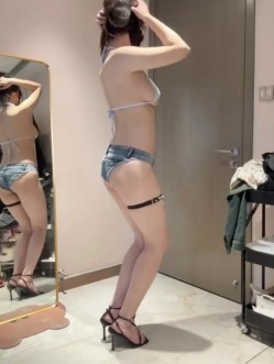 眼镜反差婊，推特天然巨乳女神【小鲅鱼】最新定制，自摸甩奶大摆锤、身材无敌 截图3
