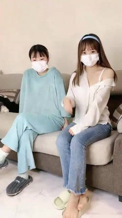 双飞名场面！清纯甜美00后美少女！刷礼物脱光光有点娇羞，跪地抓屌猛吸，来大姨妈旁边操逼自摸 截图8