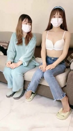 双飞名场面！清纯甜美00后美少女！刷礼物脱光光有点娇羞，跪地抓屌猛吸，来大姨妈旁边操逼自摸 截图9