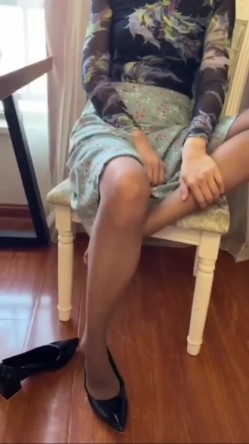 丝袜人妻 ·婷姨·这颜值真香，会打扮的良妻，各种撩逗，丝足，黑丝包裹着香逼，阿姨果然香飘飘 截图4