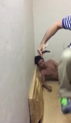 【门事件】 妻子和情夫偷情：两人半光着身子被暴力捉奸现场 ️妻子还全力护着奸夫 截图8