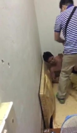 【门事件】 妻子和情夫偷情：两人半光着身子被暴力捉奸现场 ️妻子还全力护着奸夫 截图11