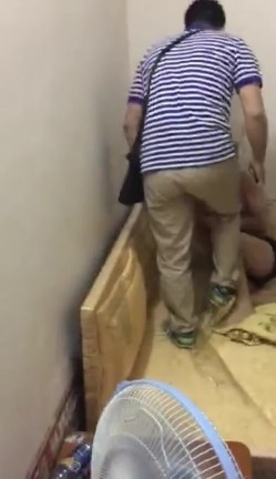 【门事件】 妻子和情夫偷情：两人半光着身子被暴力捉奸现场 ️妻子还全力护着奸夫 截图14