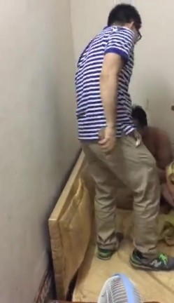 【门事件】 妻子和情夫偷情：两人半光着身子被暴力捉奸现场 ️妻子还全力护着奸夫 截图15