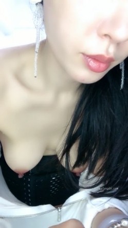 御姐下海！好骚好漂亮~【樱依琳】，家中撒尿，自慰，黑丝美腿，小荡妇太会拿捏男人了！ 截图12