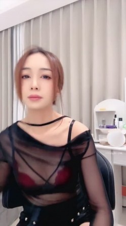 【老师你水好多】超好看的美女老师下海！勾引正在玩游戏的补课学生，吃鸡被干 啪啪自慰 截图1