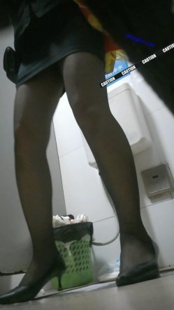 大型购物中心内部女厕偷拍 多位黑丝美女店员的各种极品美鲍鱼 截图2