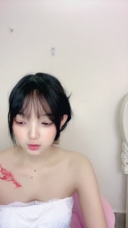 最美校花【鬼鬼阿】全裸热舞~道具自慰~扣穴~白浆哗哗流冒泡 截图1