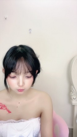最美校花【鬼鬼阿】全裸热舞~道具自慰~扣穴~白浆哗哗流冒泡 截图8